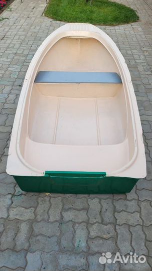 Стеклопластиковая лодка с веслами