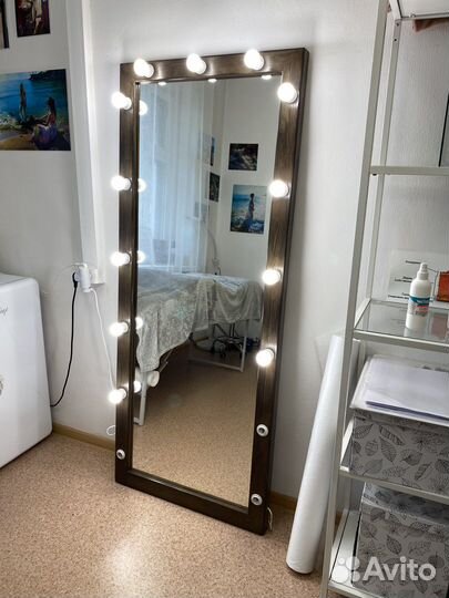Гримерное зеркало с лампочками