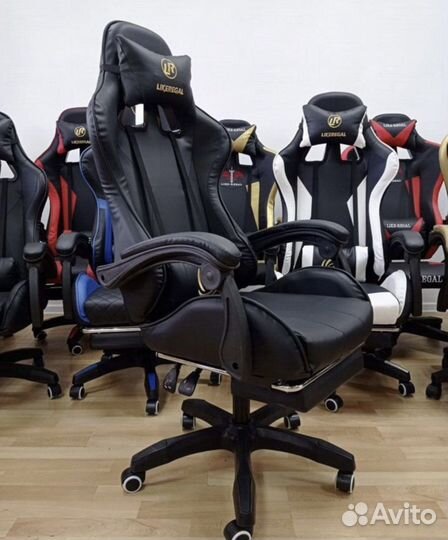 Компьютерное кресло с подножкой