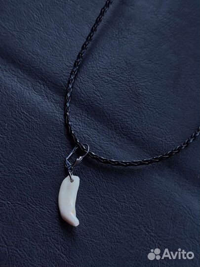 Чокер с подвеской зуб волка