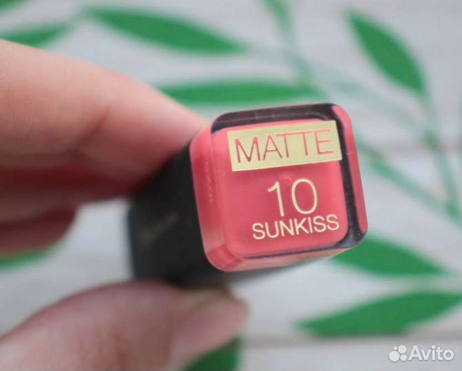 Помада Max Factor