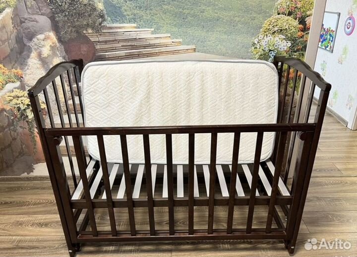 Детская кроватка с маятником