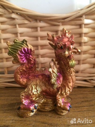 Сувенир дракон на монетках