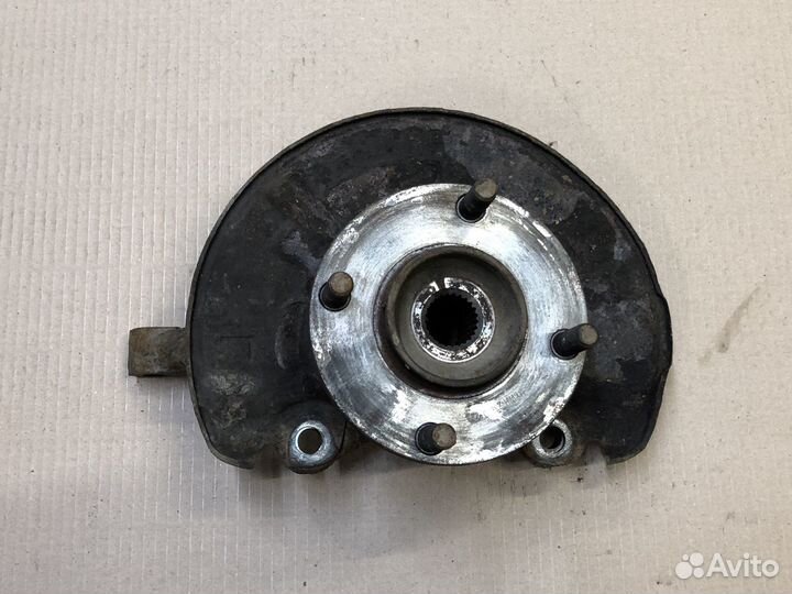 Кулак поворотный левый в сборе Мицубиси Кольт