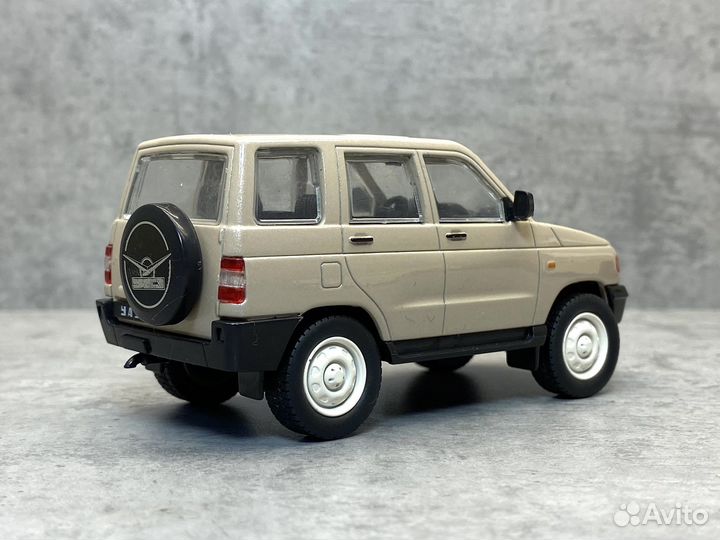 Коллекционная модель УАЗ-3160 внедорожник 1:43