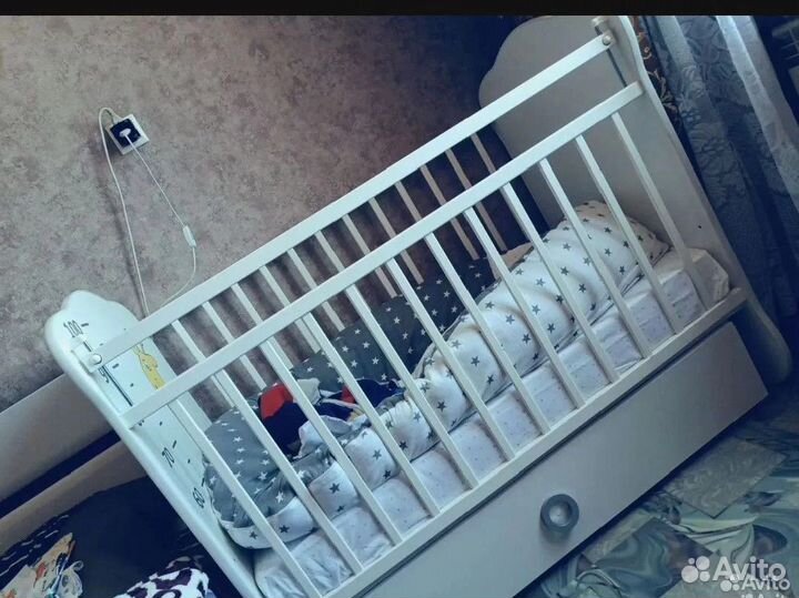 Детская кроватка с маятником и ящиком