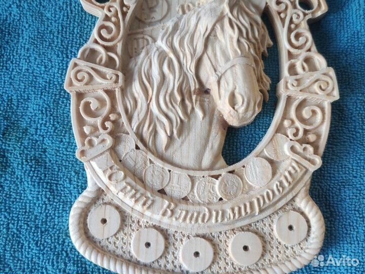 Ключница резная из дерева