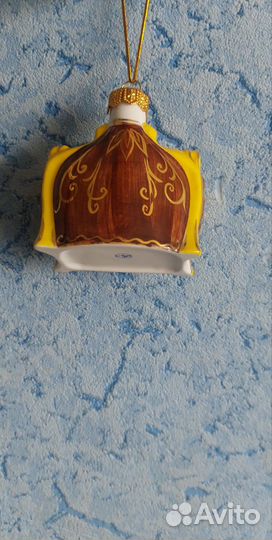 Фарфоровая игрушка диван