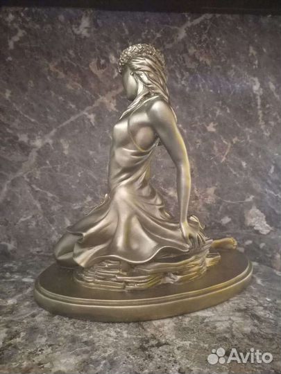 Статуэтка девушка с цветком