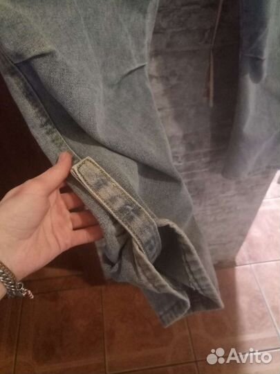 Джинсы трубы сидят на бедрах