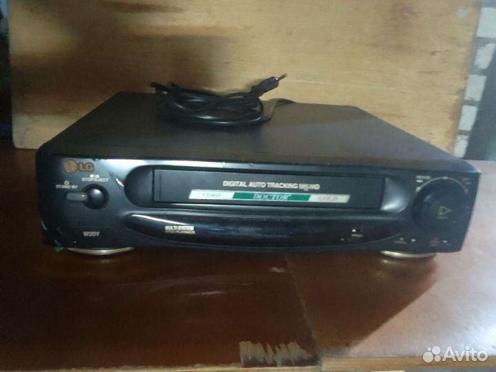 Видеомагнитофон LG с кассетами
