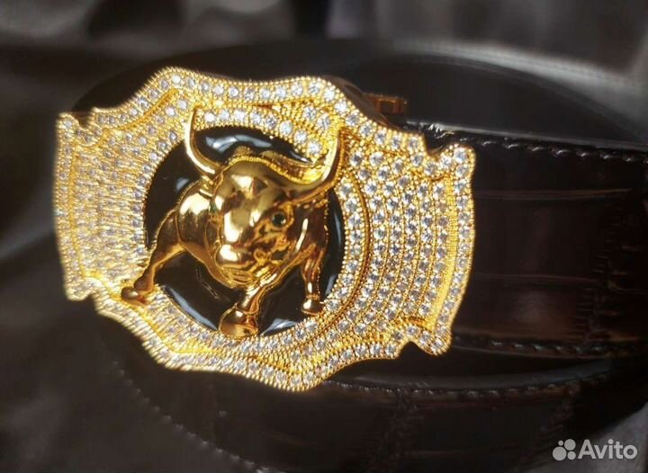 Ремень из кожи крокодила с пряжкой быка в стразах