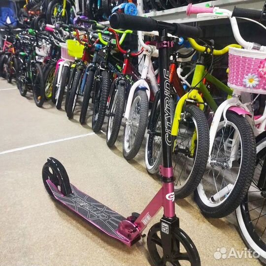 Самокаты разного цвета для детей