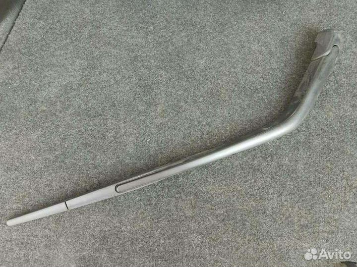 Детали на крышку багажника Nissan Serena 25 26