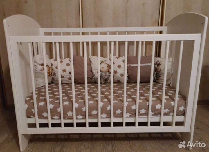 Детская кроватка с маятником