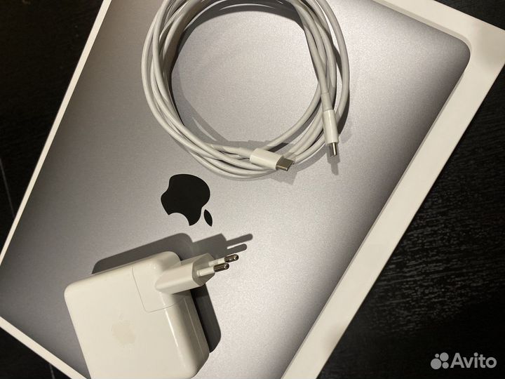 Macbook pro 13 Retina 2020 m1 1TB 8gb