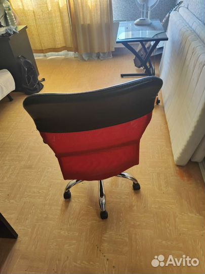 Офисное кресло с механизмом качения