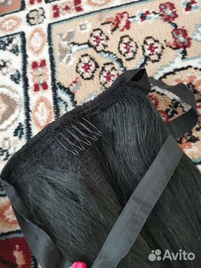 Волосы на заколках черные