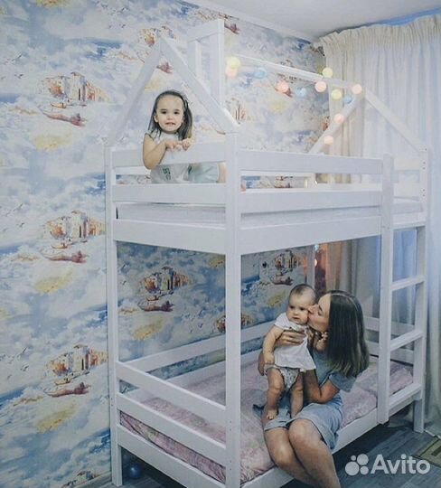Двухъярусная кровать домик