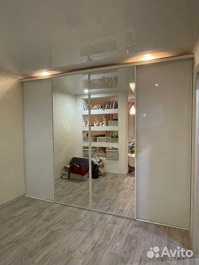 Зеркальный шкаф