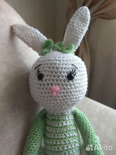 Вязаная игрушка заяц