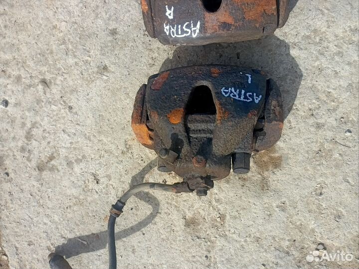 Тормозной суппорт передний Opel Astra H