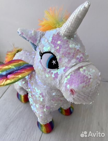 Единорог ходит поет Новый