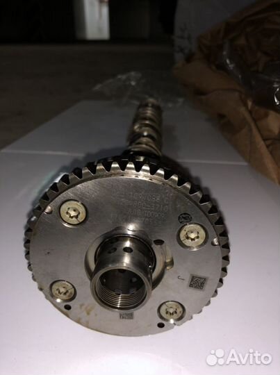 Вал впускных клапанов