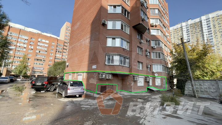 Офис в плотной застройке с двумя входами парковкой