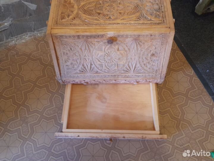 Хлебница деревянная резная