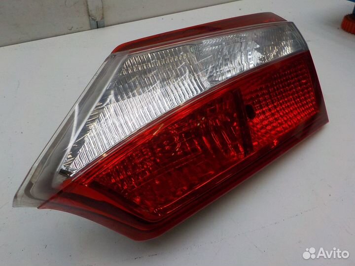 Фонарь задний правый внутренний Toyota Corolla 201