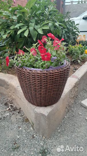 Кашпо из искусственного ротанга