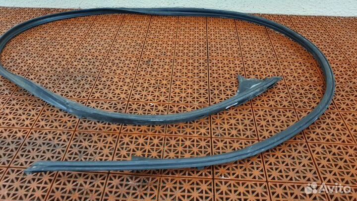 Уплотнитель стекла двери правый Mercedes-Benz