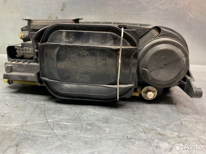 Фара правая Volkswagen Touareg 2002-2010