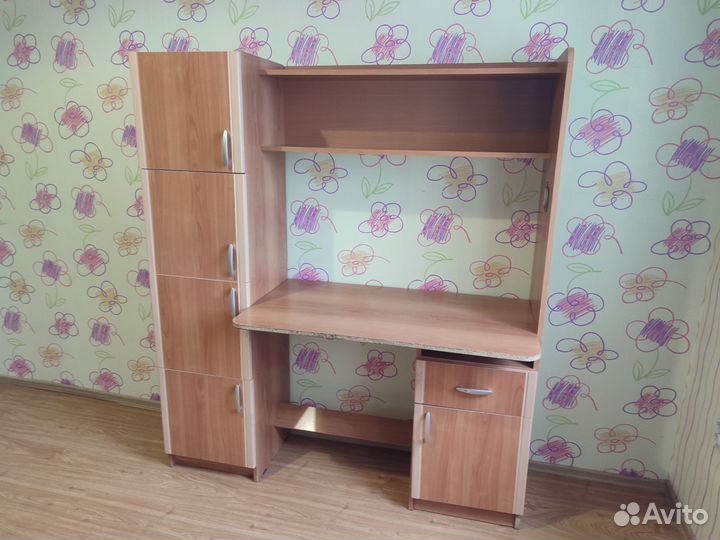 Стол с шкафчиками, компьютерный стол