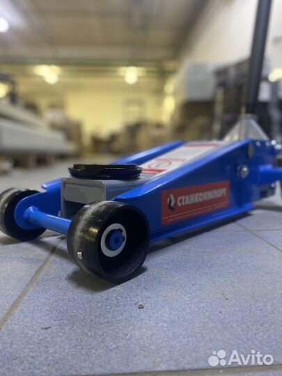 Домкрат подкатной 3 т для шиномонтажа