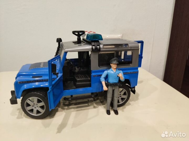 Полицейский внедорожник Bruder Land Rover