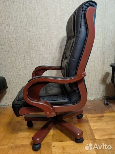 Кожаное кресло руководителя