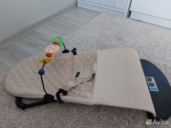 Шезлонг качалка с игрушкой