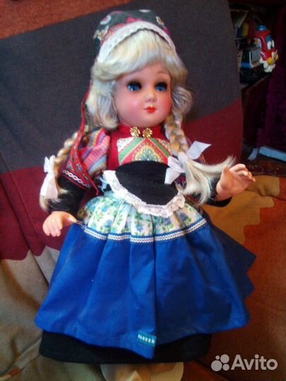 Красивая старинная кукла- флиртушка