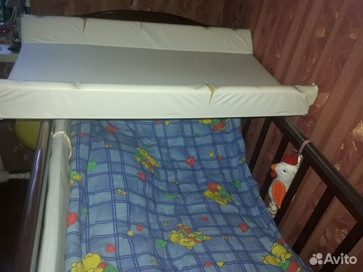 Детская кроватка с маятником и ящиком