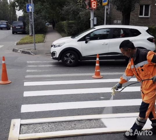 Дорожные рабочие на дорожную разметку