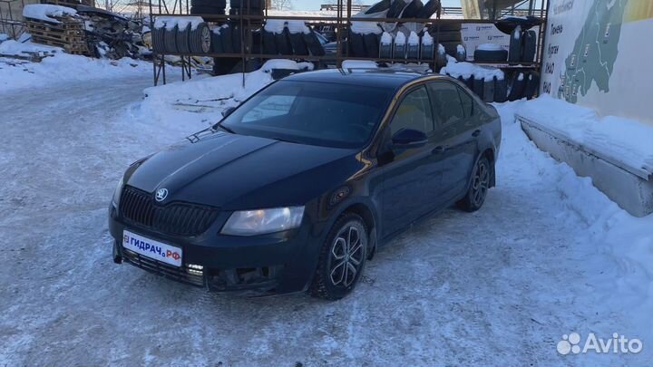 Обшивка стойки задней левой Skoda Octavia (A7) 5E5