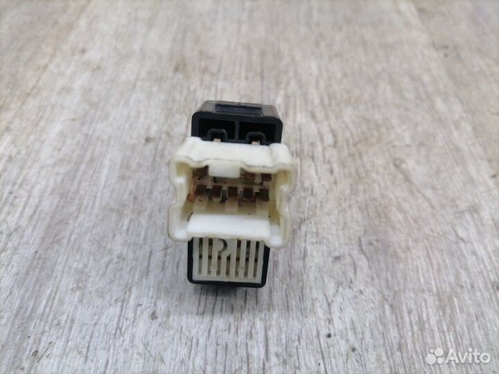 Кнопка стеклоподъемника передняя правая Nissan