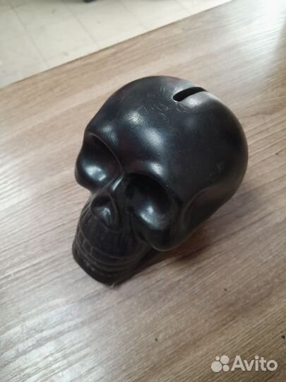 Копилка для денег в форме чёрного черепа