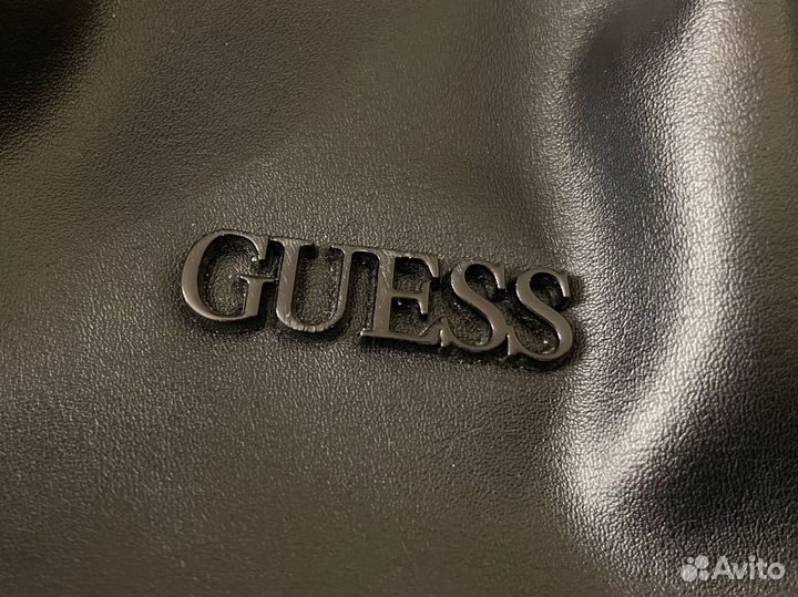 Клатч на цепочке Guess