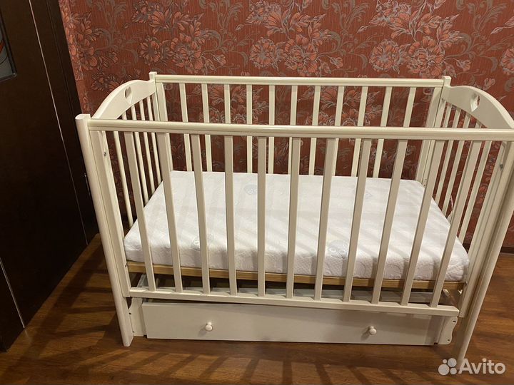 Детская кроватка с маятником