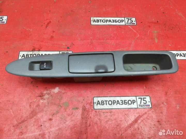 Кнопка стеклоподъемника задняя правая Toyota Ipsum