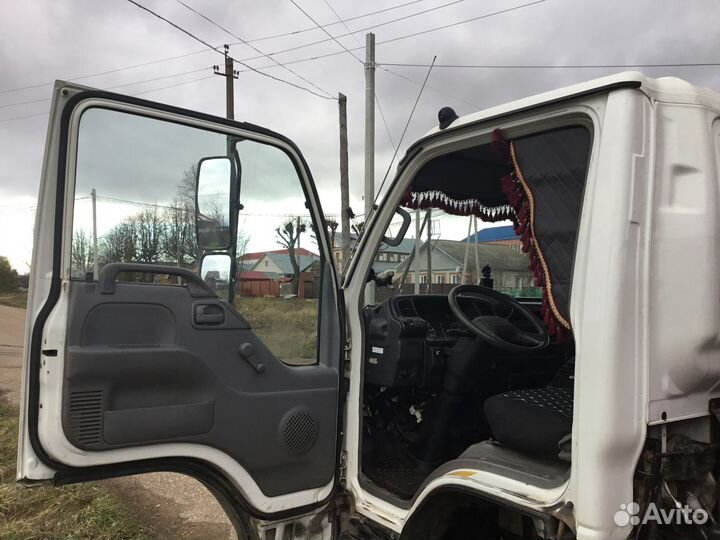 Isuzu NQR75 с КМУ, 2010