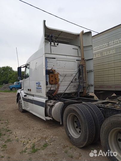 Volvo VNL 64T с полуприцепом, 2003